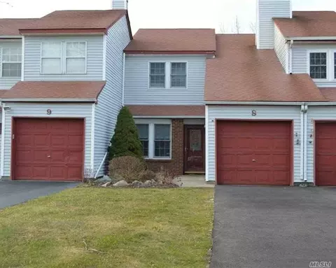 8 Braddock Ct, Coram, NY 11727 photo 1