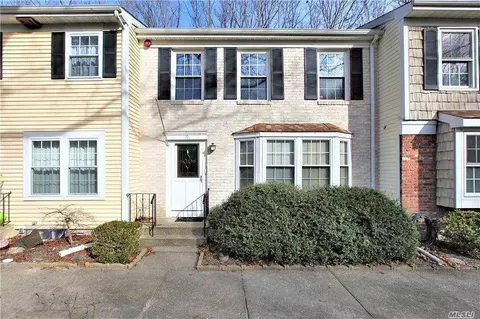 19 Bartlett Cmns, Yaphank, NY 11980 photo 1