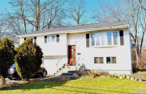 49 Main Ave, Wheatley Heights, NY 11798