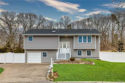 37 Circle Dr N, Patchogue, NY 11772 photo 1
