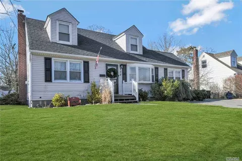 232 Schoenfeld Blvd, Patchogue, NY 11772 photo 1
