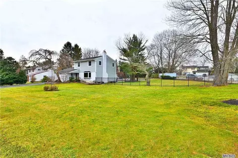 89 Roundtree Dr, Plainview, NY 11803 photo 1