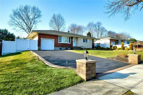 22 Eva Path, Commack, NY 11725 photo 1