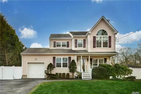 10 Moriches Ave, Mastic, NY 11950 photo 1