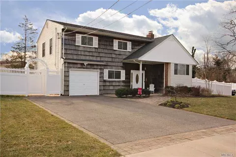 132 Timberpoint Rd, East Islip, NY 11730 photo 1