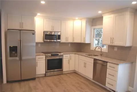32 Debbie Ln, Patchogue, NY 11772 photo 1