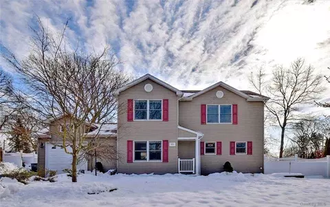 90 Newman St, Patchogue, NY 11772 photo 1