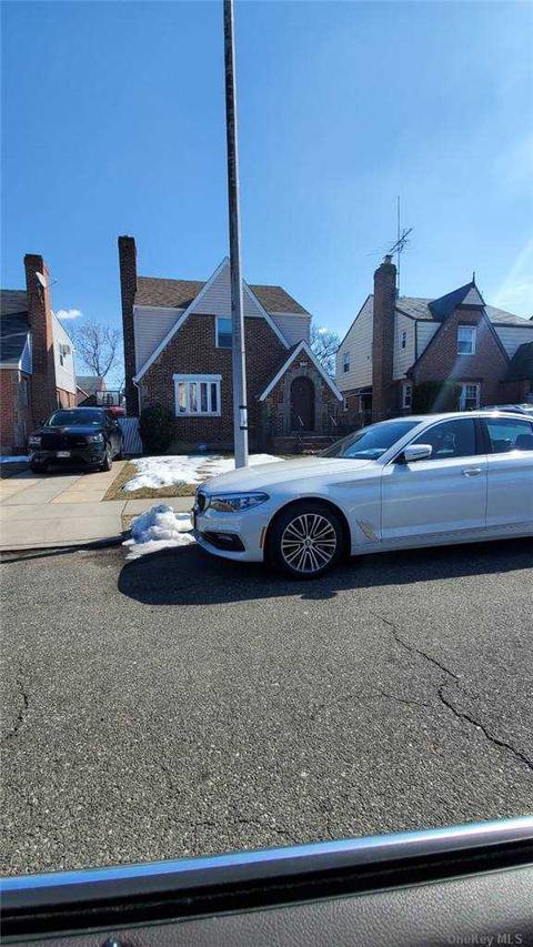 18-31 221st St, Cambria Heights, NY 11411