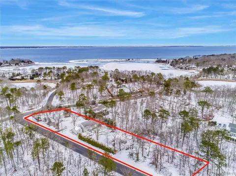 1 Hildreth Rd, Hampton Bays, NY 11946 photo 1