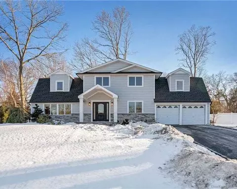22 Wichard Blvd, Commack, NY 11725 photo 1