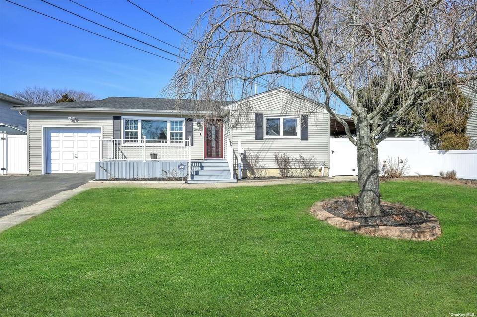 295 Neptune Ave, West Babylon, NY 11704 1 photo Movoto