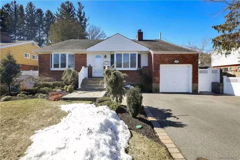 2 Ruth Rd, Plainview, NY 11803 photo 1