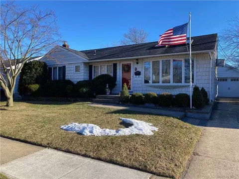 6 Shubert Ln, Bethpage, NY 11714 photo 1
