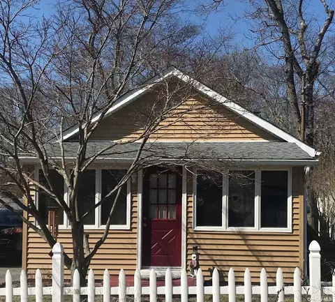 12 Hamilton St, Patchogue, NY 11772 photo 1