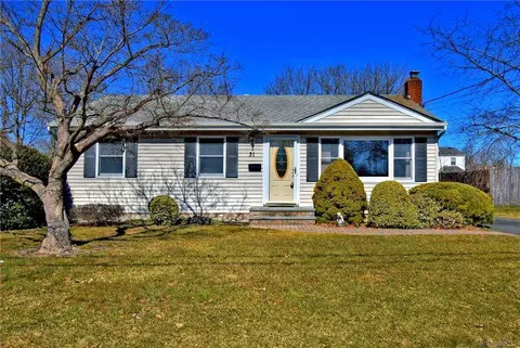 31 Herbert Cir, Patchogue, NY 11772 photo 1