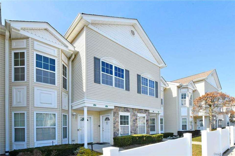 141 Spring Dr, East Meadow, NY 11554 1 photo MLS 3294026 Movoto