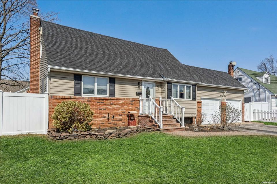43 Ecker Ave, West Babylon, NY 11704 1 photo MLS 3294529 Movoto