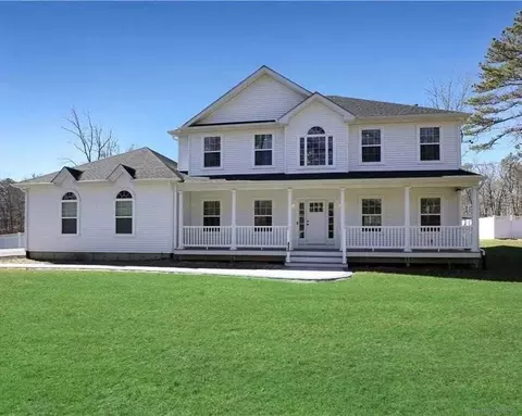 430 Robinson Ave, Patchogue, NY 11772 photo 1