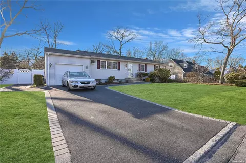 184 Phyllis Dr, Patchogue, NY 11772 photo 1