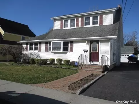 20 Grenville Ave, Patchogue, NY 11772 photo 1
