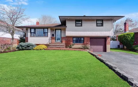 14 Wayne Dr, Plainview, NY 11803 photo 1
