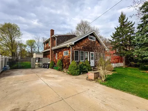 197 Oak St, Patchogue, NY 11772 photo 1