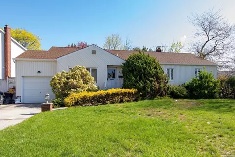 63 Knickerbocker Rd E, Plainview, NY 11803 photo 1