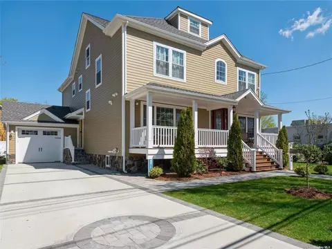 40 Smith St, Freeport, NY 11520 photo 1