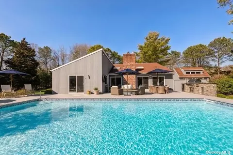 2 Cedarfield Ln, Westhampton, NY 11977 photo 1