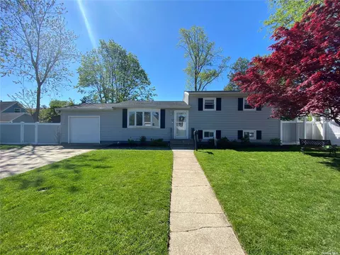 78 Maple Dr, Lindenhurst, NY 11757 photo 1