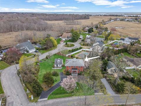 37 Hollywood Dr, Oakdale, NY 11769