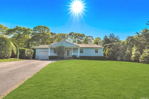 7 Easterly Rd, Hampton Bays, NY 11946 photo 1