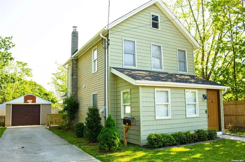 56 Thorne St, Patchogue, NY 11772 photo 1