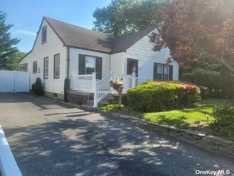 32 Everett St, Patchogue, NY 11772 photo 1