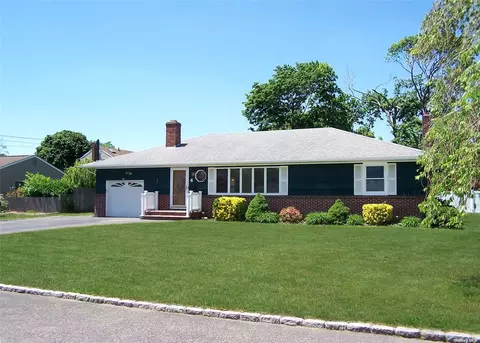 4 Cherry Ln, Patchogue, NY 11772 photo 1