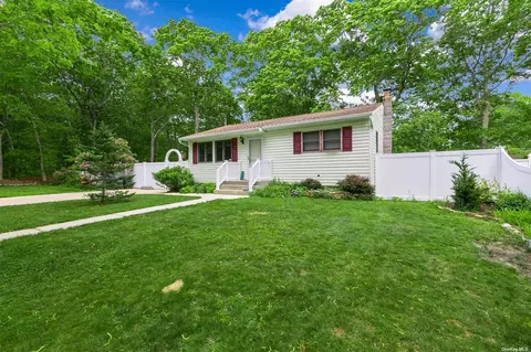 205 Abbott Ave, Mastic, NY 11950 photo 1
