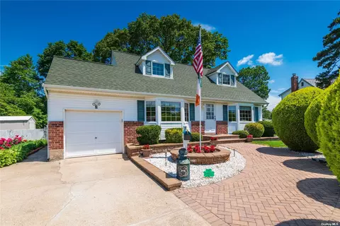 7 Speaker St, Commack, NY 11725 photo 1