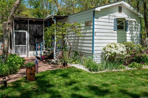 492 Hubbard Ave, Riverhead, NY 11901 photo 1