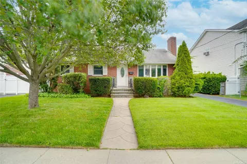 214 8th St, Bethpage, NY 11714 photo 1