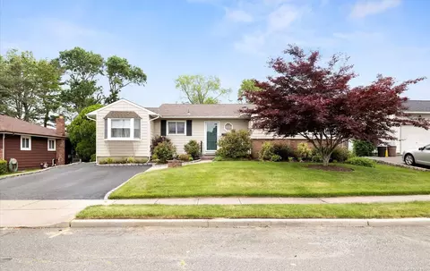 30 Manetto Dr, Plainview, NY 11803 photo 1