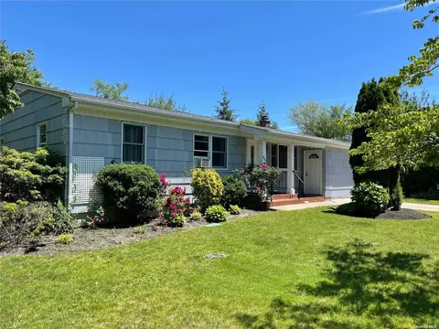898 Ostrander Ave, Riverhead, NY 11901 photo 1
