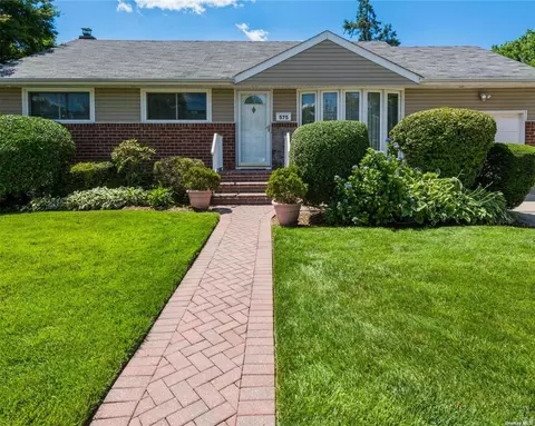 575 Plainview Rd, Plainview, NY 11803 photo 1