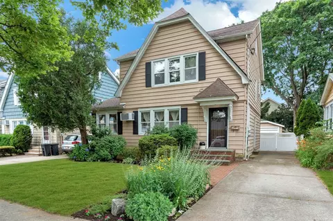 28 Campbell Ave, Williston Park, NY 11596 photo 1