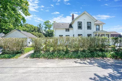 6 Robert St, Patchogue, NY 11772 photo 1