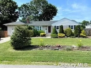 39 E 7th St, Patchogue, NY 11772 photo 1
