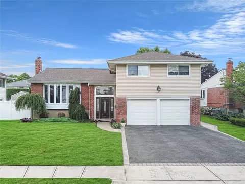 10 S Oaks Blvd, Plainview, NY 11803 photo 1
