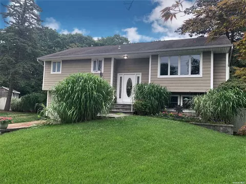 21 Circle Dr, Patchogue, NY 11772 photo 1