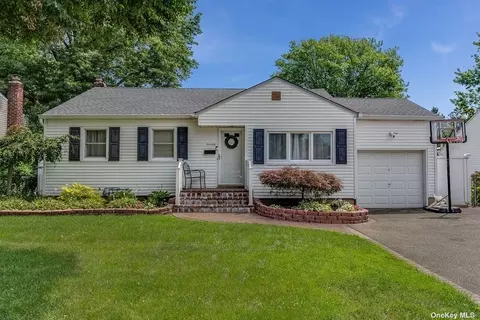 70 Knickerbocker Rd N, Plainview, NY 11803 photo 1
