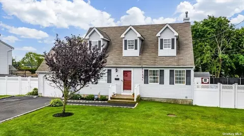 16 Harold St, Patchogue, NY 11772 photo 1