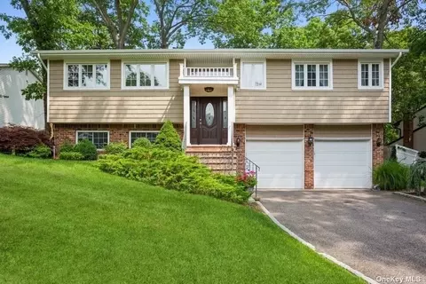 7 Harding St, Smithtown, NY 11787 photo 1